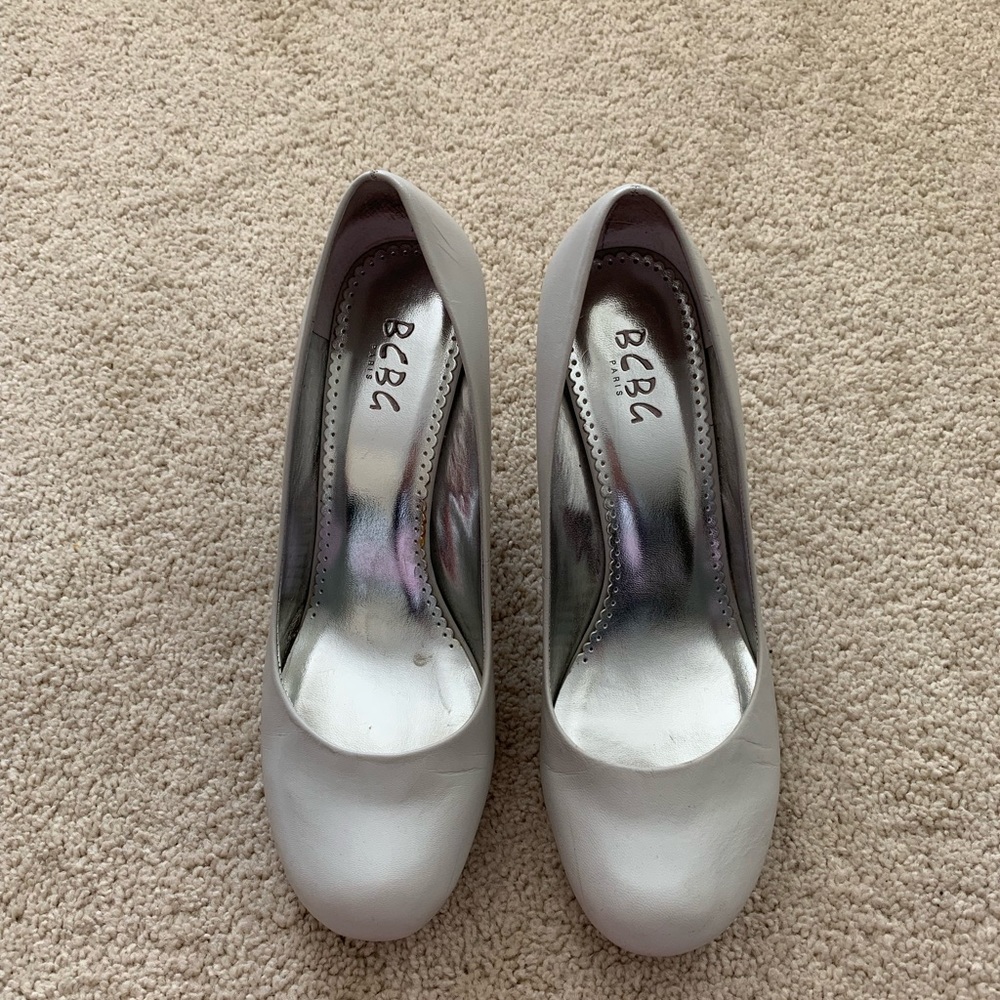BCBG grey pump